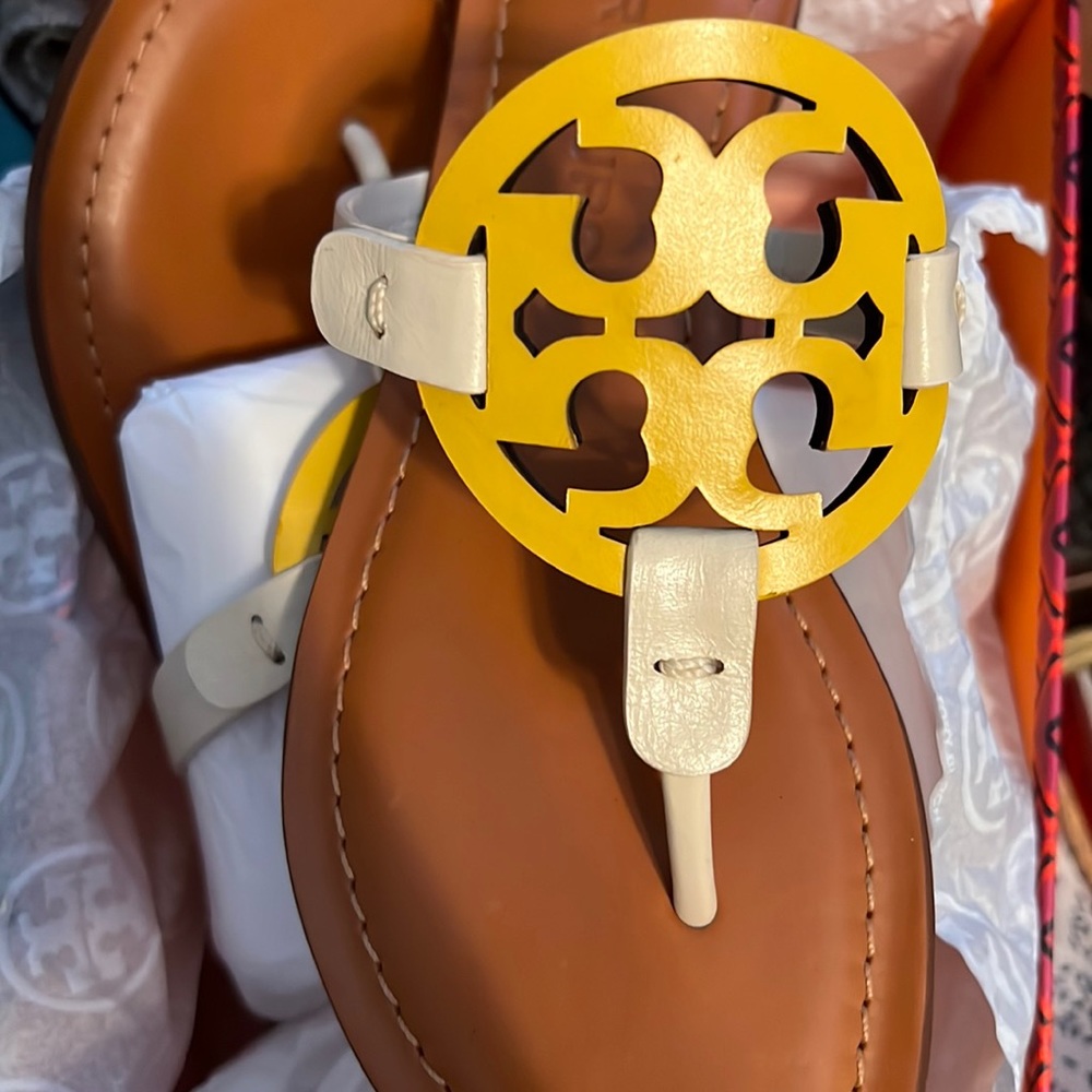 Tory burch miller golden crest size 7c